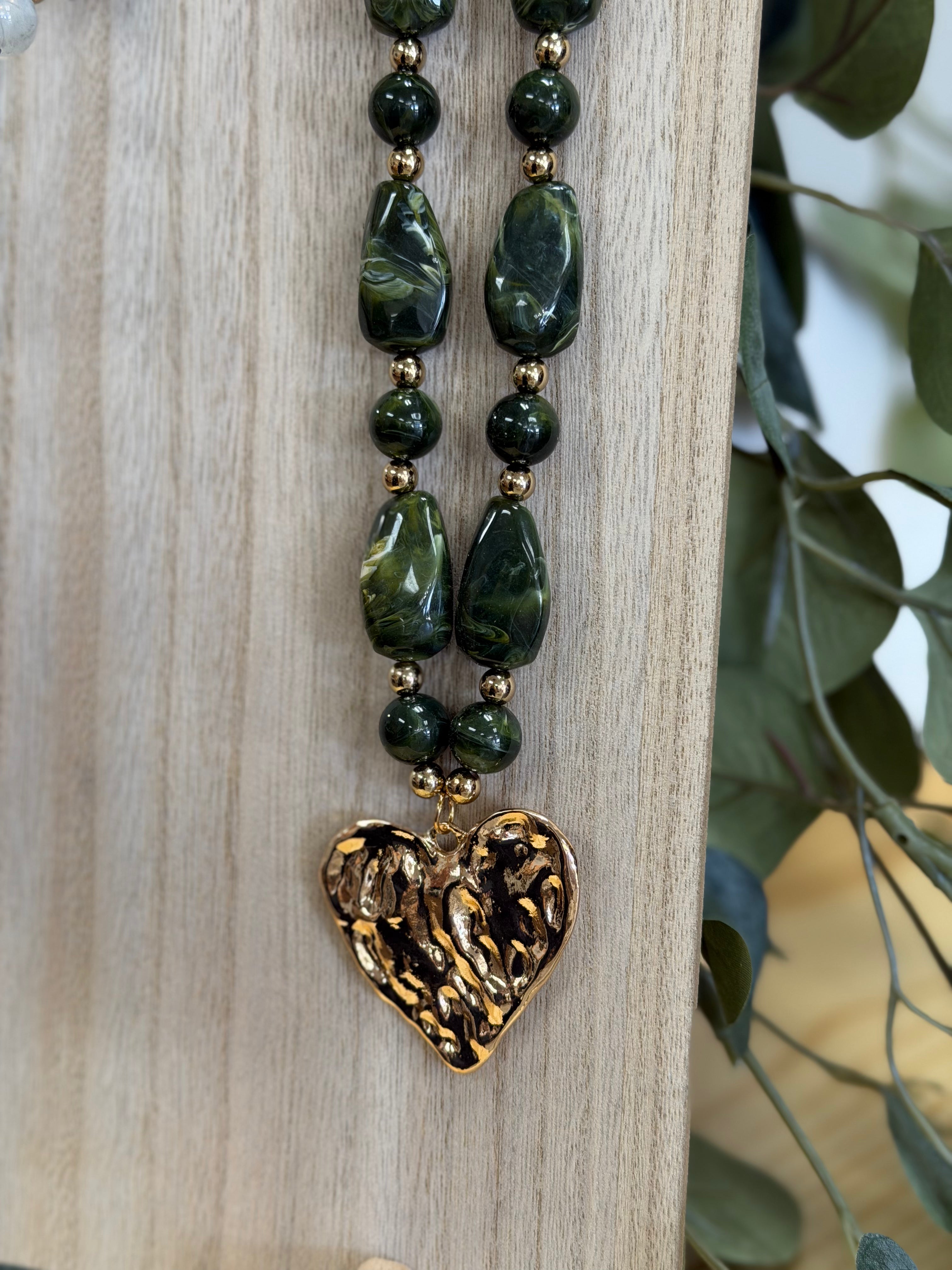 Hammered Heart Pendant Resin Beaded Necklaces | 40NK9662